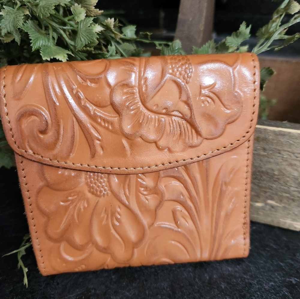 Patricia Nash Reiti Tooled Leather Womens wallet